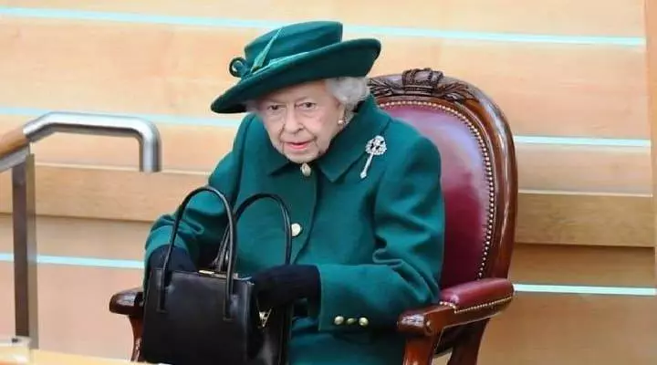 La reina Isabel II paga millones de su fortuna para defender al príncipe Andrés de las acusaciones de abuso s3xu41