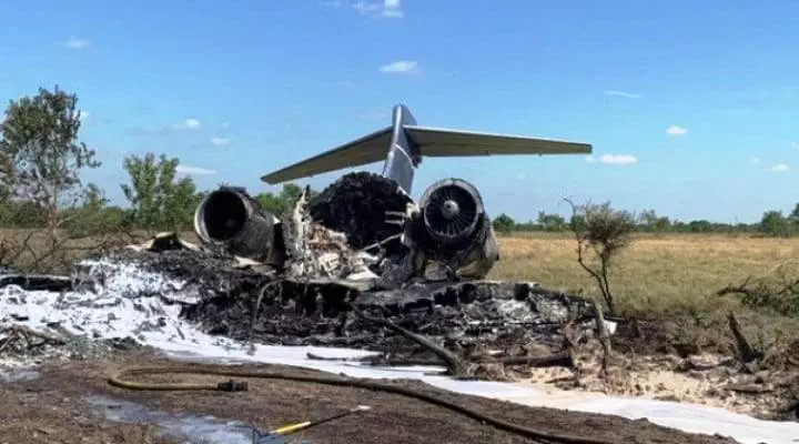 Se estrelló avión bimotor al despegar en Houston con 21 personas a bordo