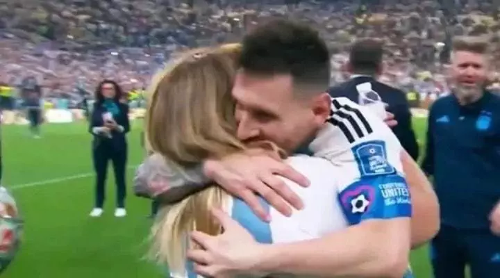 La mujer que abrazó a Messi en Qatar 2022 no era su madre